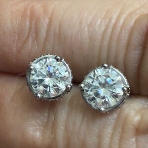 SALE! Moissanite stud sterling silver 925 2ct per earring in all 4ct moissanite!